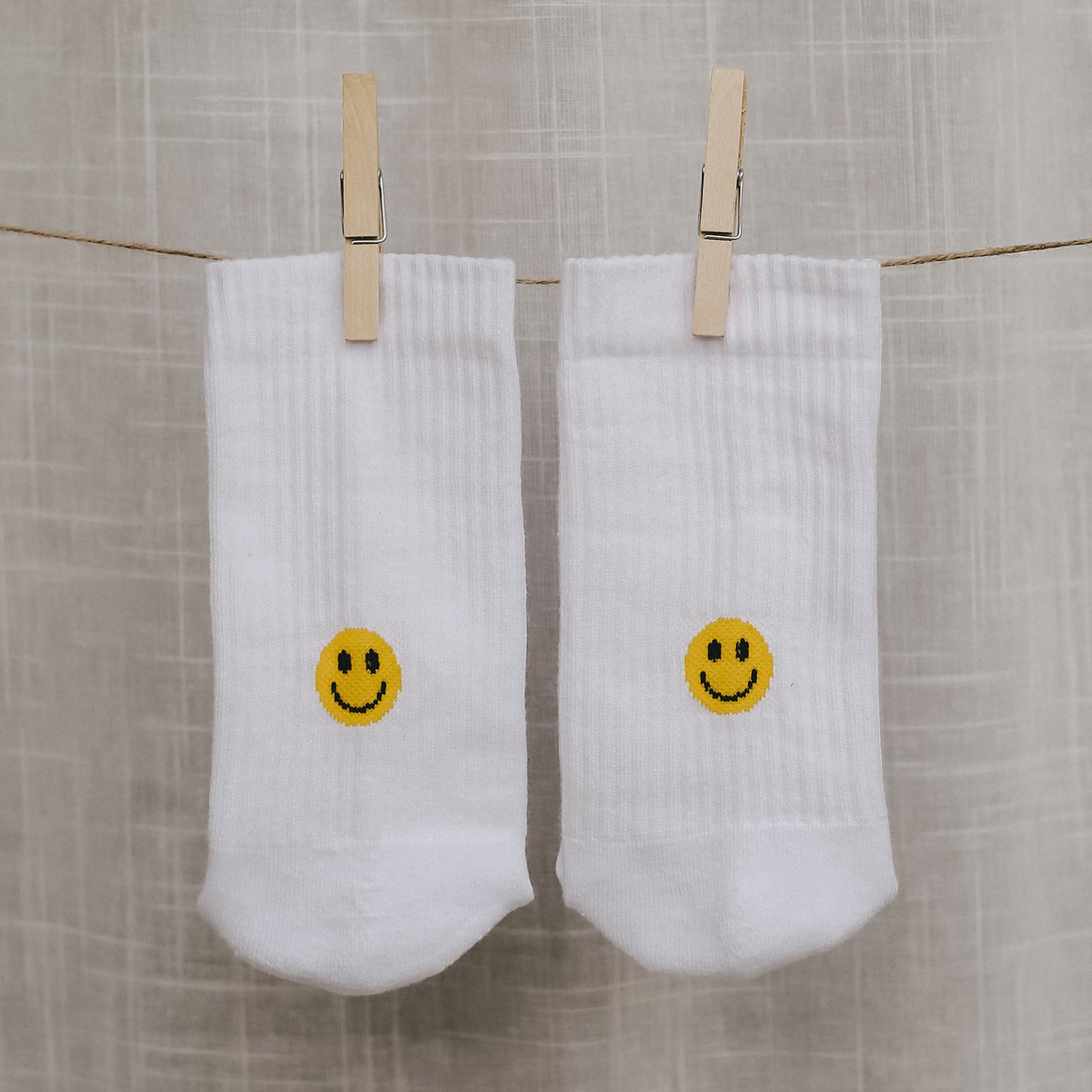 Socken Weiß Smiley Gelb von Eulenschnitt – Bio-Baumwolle