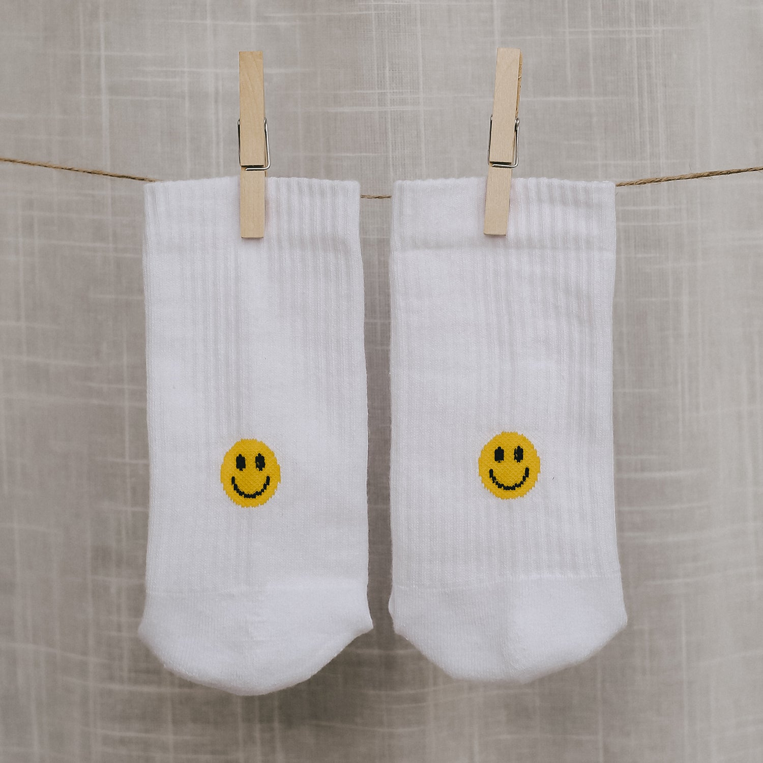 Socken Weiß Smiley Gelb von Eulenschnitt – Bio-Baumwolle