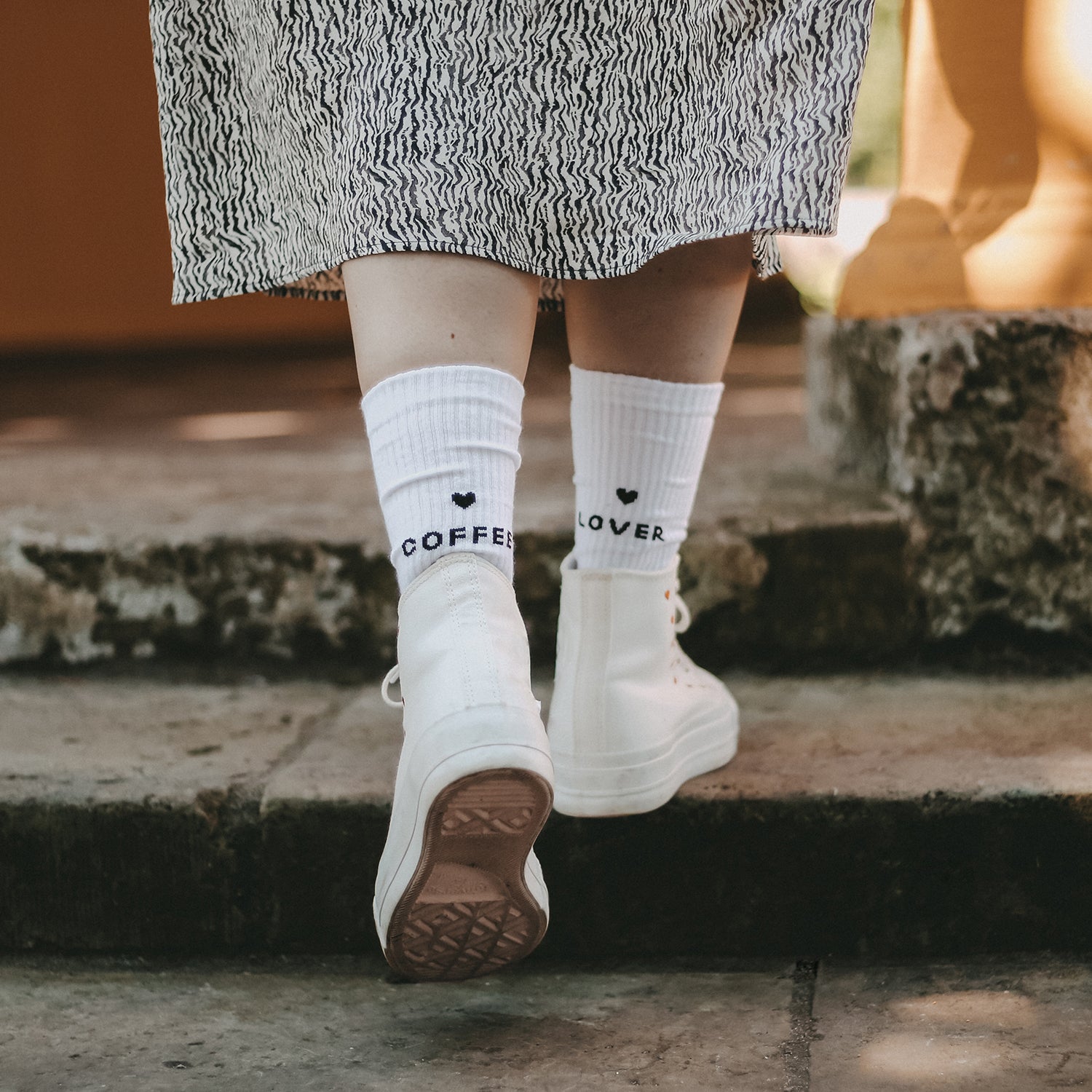 Coffee Lover Socken Weiß – angezogen im Sneaker