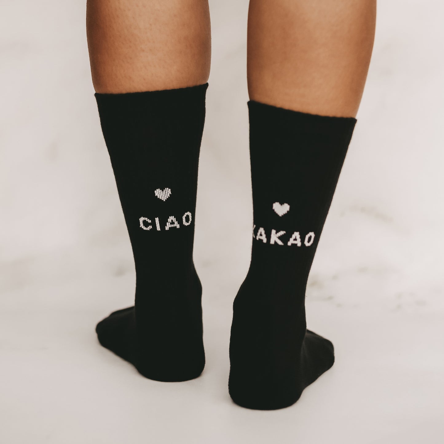 Ciao Kakao Socken Schwarz – sangezogen am Fuß