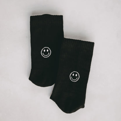 Schwarze Socken mit Smiley in weiß von Eulenschnitt – bringt gute Laune 