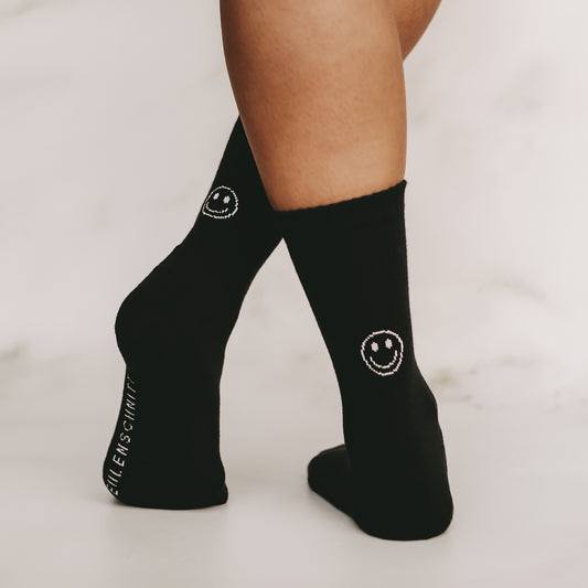 Schwarze Socken mit Smiley in weiß von Eulenschnitt – ideale Passform