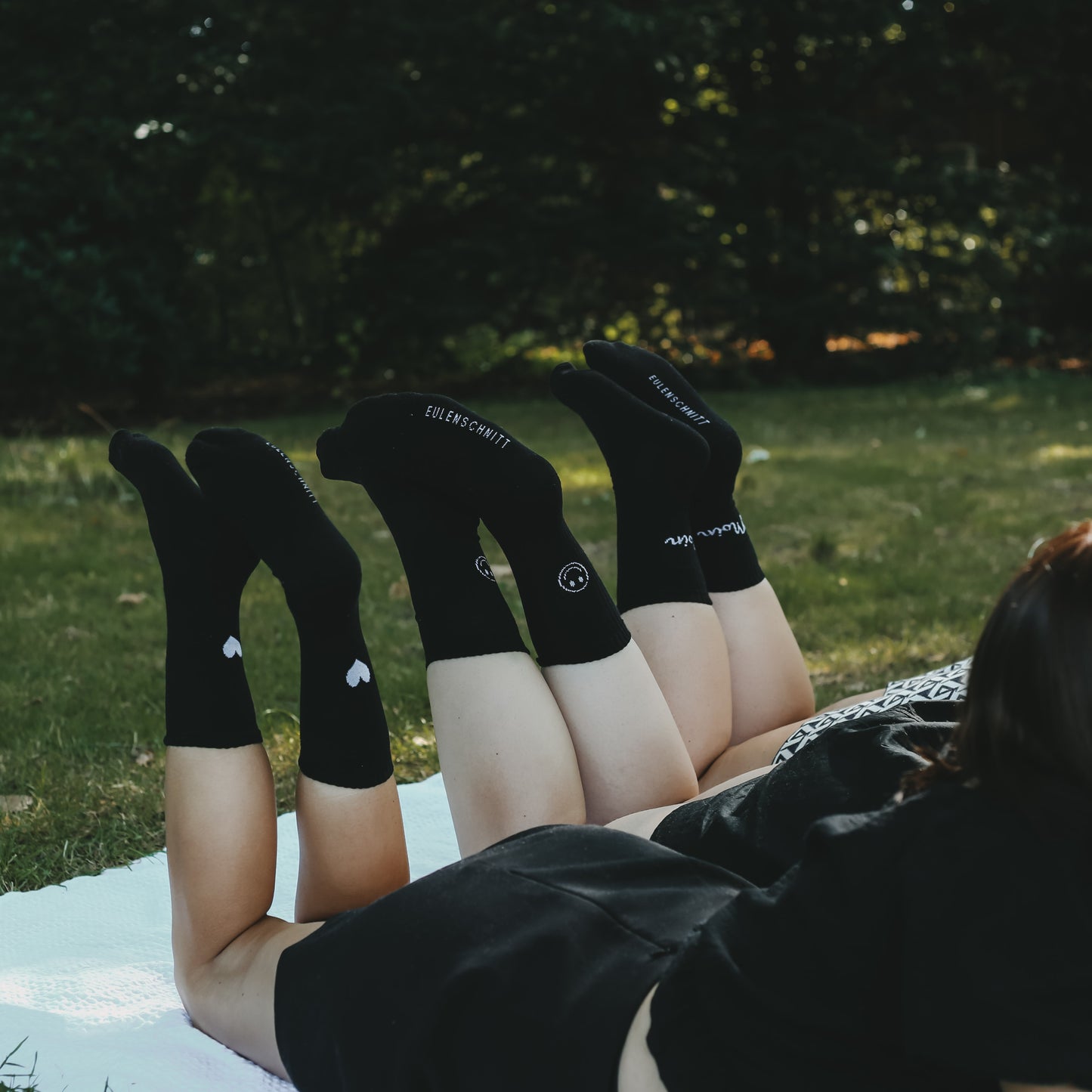 Socken Schwarz Smiley Weiß von Eulenschnitt – angzogen mit Freunden