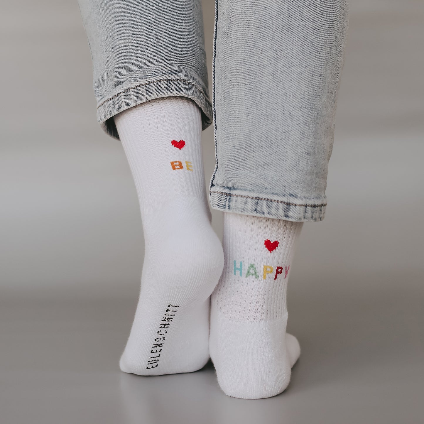 Weiße Socken "Be Happy" von Eulenschnitt– stylisch, angezogen