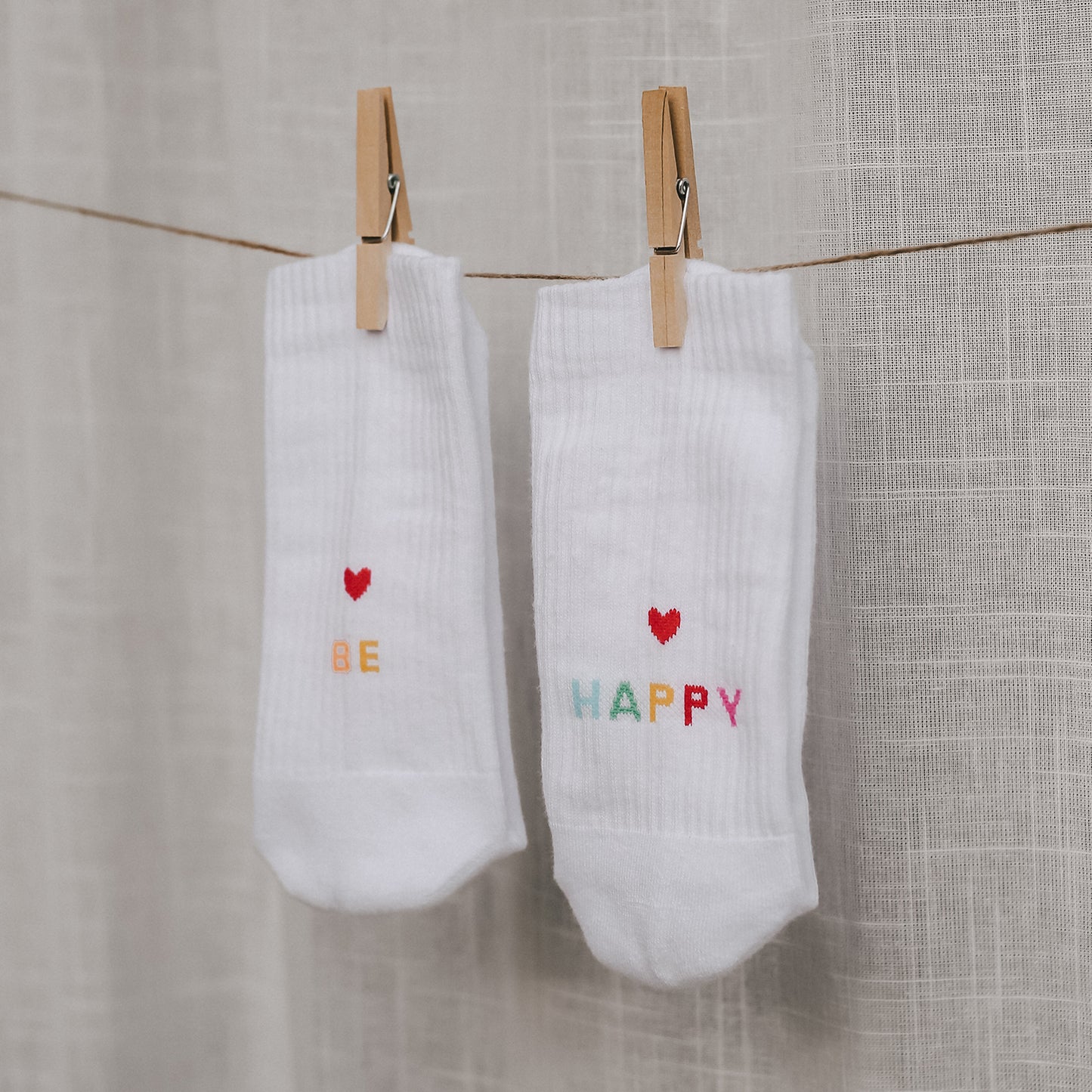 Weiße Socken "Be happy" von Eulenschnitt – stylisch