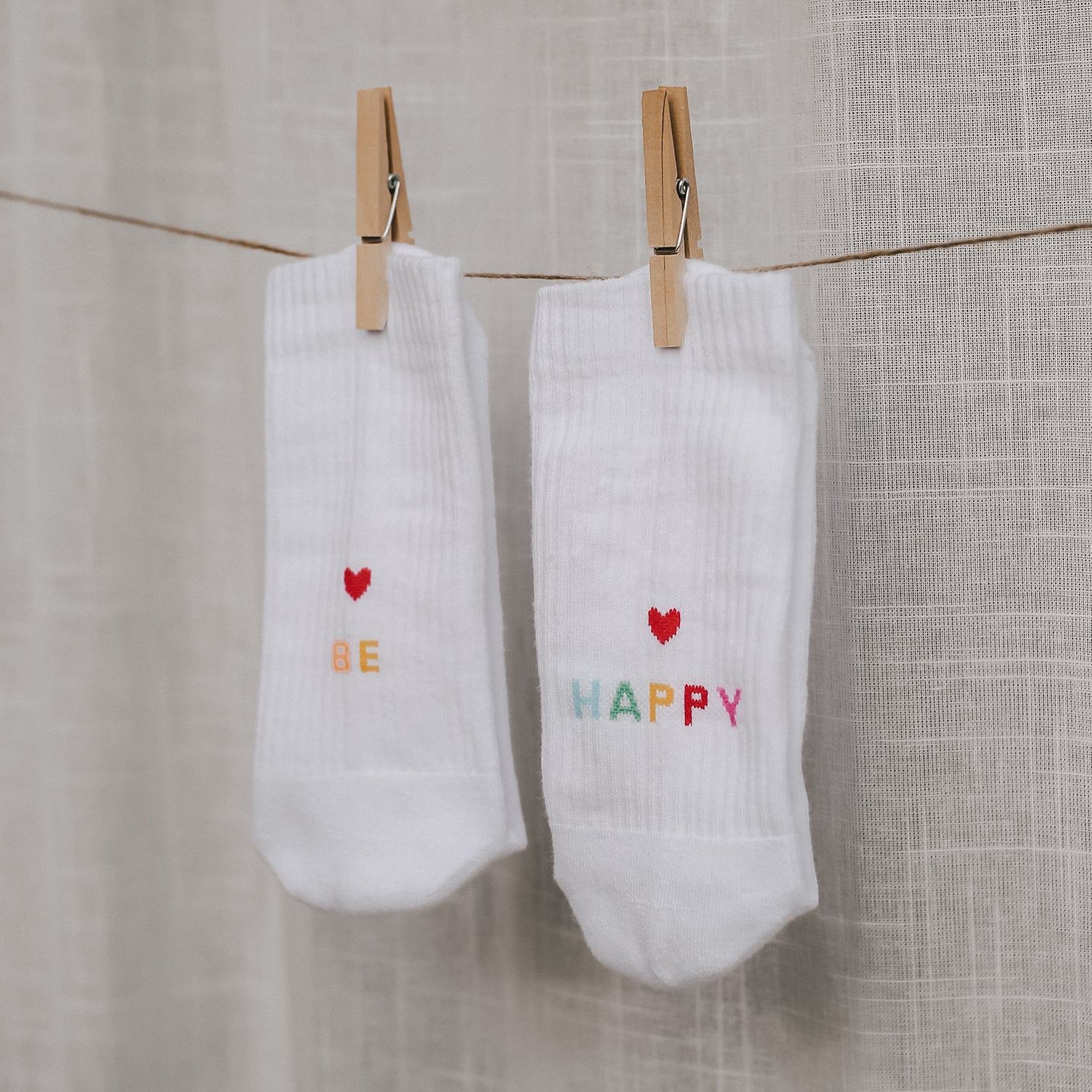 Weiße Socken "Be happy" von Eulenschnitt – stylisch