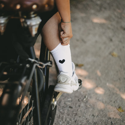 Weiße Socken mit Herz Schwarz von Eulenschnitt – in Szene gesetzt