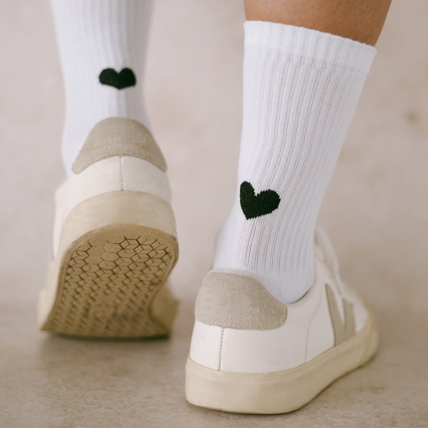 Weiße Socken mit Herz Schwarz von Eulenschnitt – angezogen im Sneaker