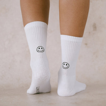 Socken Weiß Smiley schwarz von Eulenschnitt – angezogen am Fuß