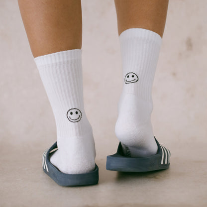Socken Weiß Smiley schwarz von Eulenschnitt –angezogen in Schlappen