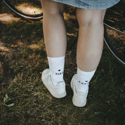 Weiße Socken mit dem Spruch "Ciao Kakao" von Eulenschnitt – Mit Schriftzug Ciao Kakao an der Ferse für gute Laune.