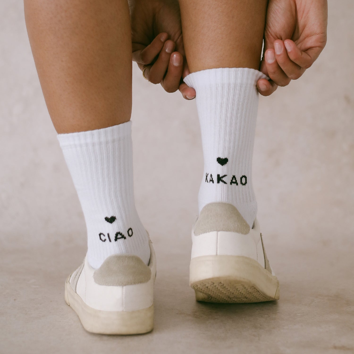 Socken Weiß Ciao Kakao von Eulenschnitt – angezogen, ideale Passform, im Sneaker