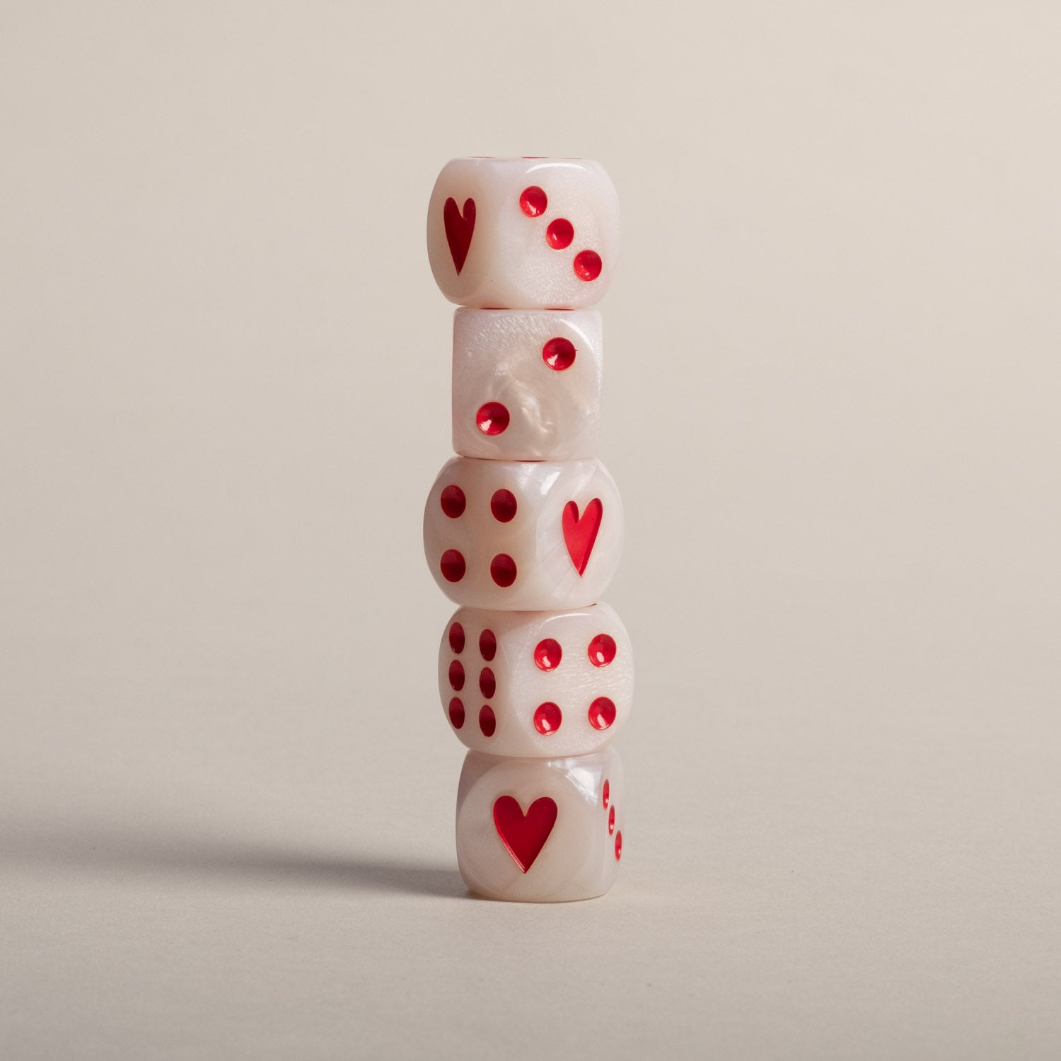 Würfelset Perlmutt mit roten Zahlen von Eulenschnitt – gestapelt