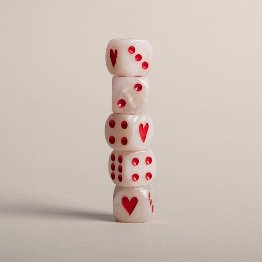 Würfelset Perlmutt mit roten Zahlen von Eulenschnitt – gestapelt