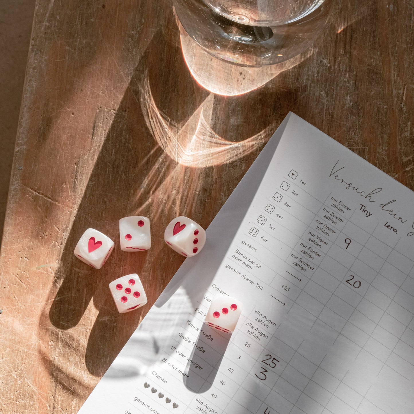 Würfelset Perlmutt mit roten Zahlen von Eulenschnitt – mit Spielblock