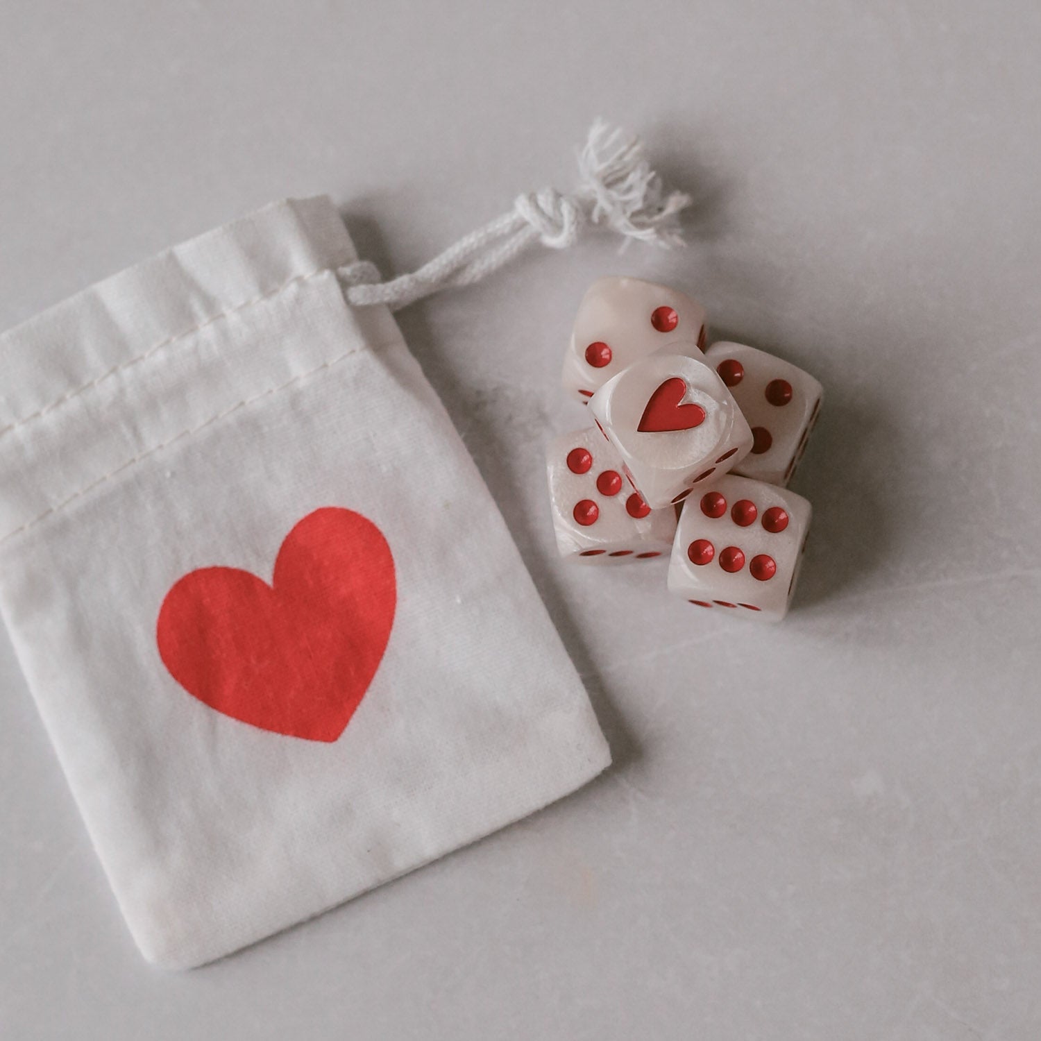 Würfelset Perlmutt mit roten Zahlen von Eulenschnitt – mit Stoffbeutel