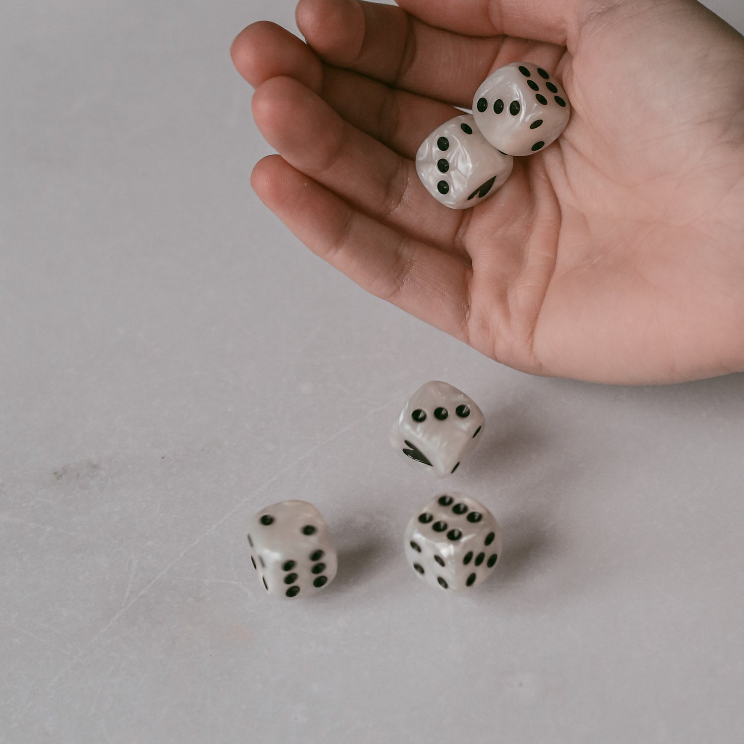 Würfelset Perlmutt von Eulenschnitt – in der Hand gehalten