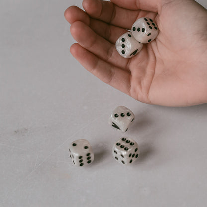 Würfelset Perlmutt von Eulenschnitt – in der Hand gehalten