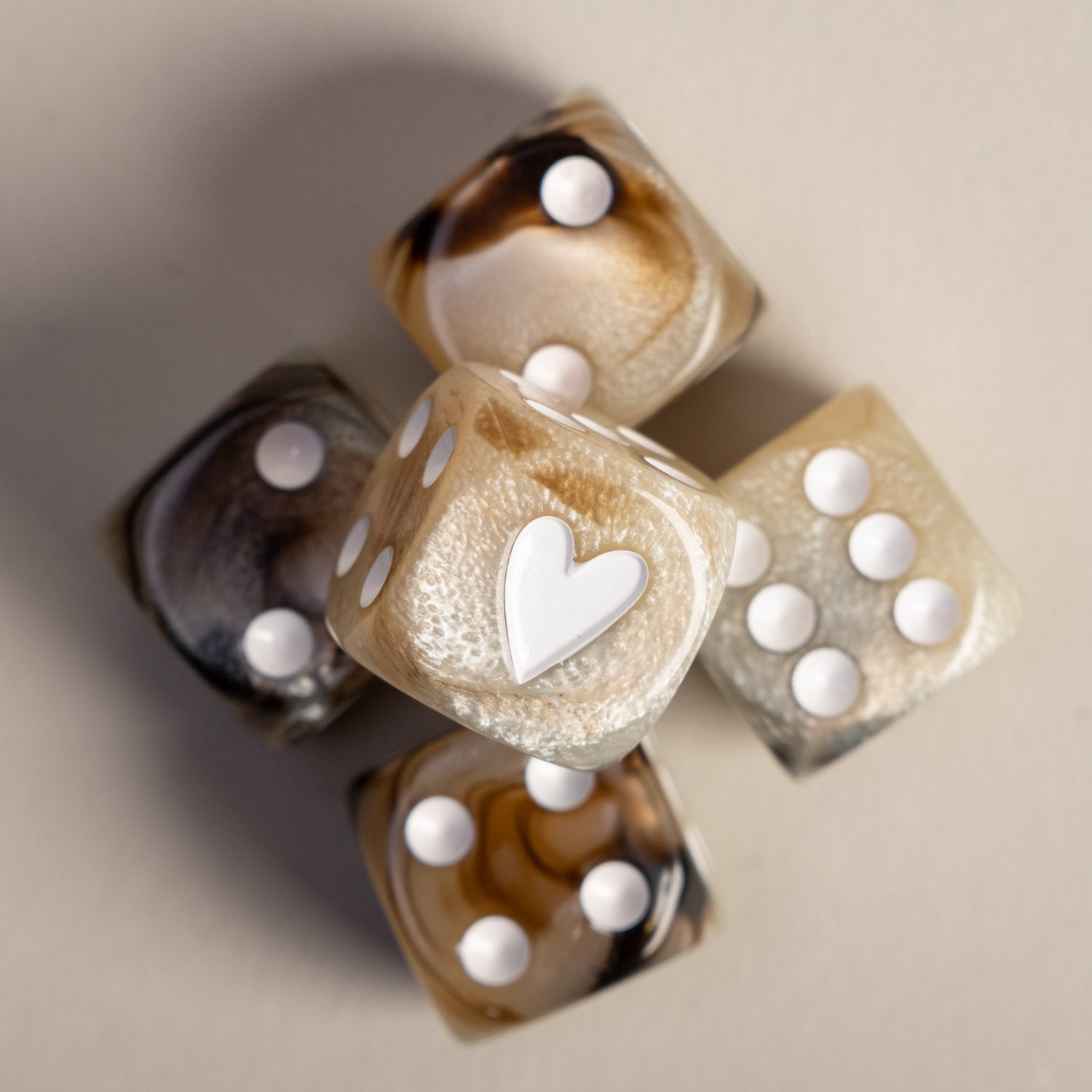 Würfelset braun Perlmutstruktur von Eulenschnitt – Herzchen auf der Eins