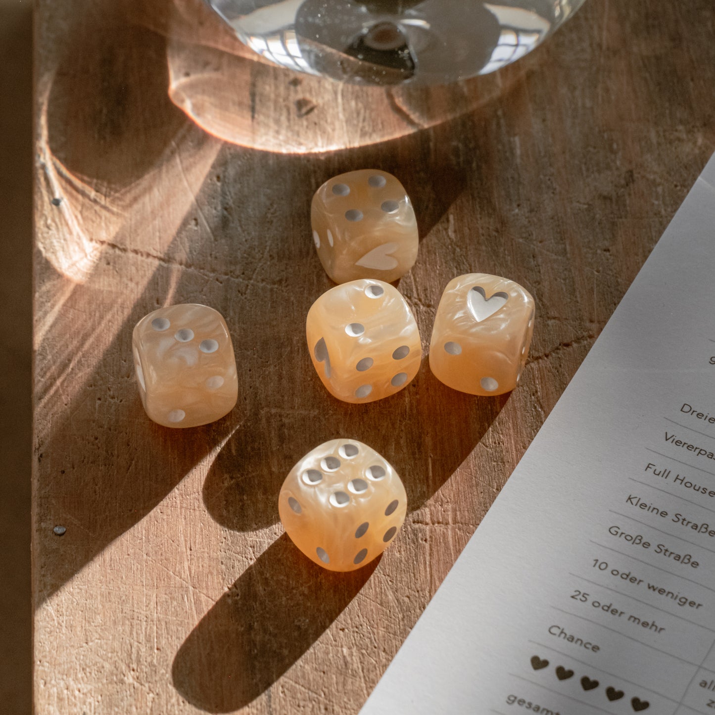 Würfelset Perlmutt von Eulenschnitt – stilvolle Spielwürfel und Spielblock