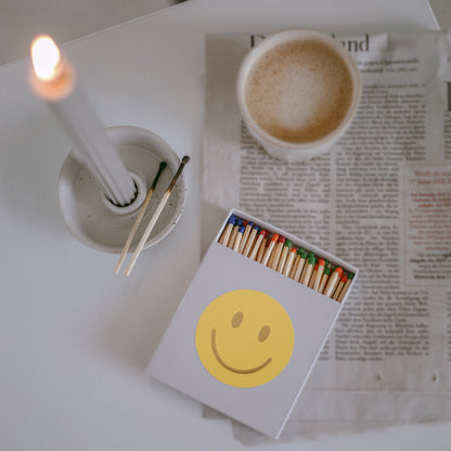Streichhölzer Be happy / Smiley – gemütliche Atmosphäre mit Kerzenständer
