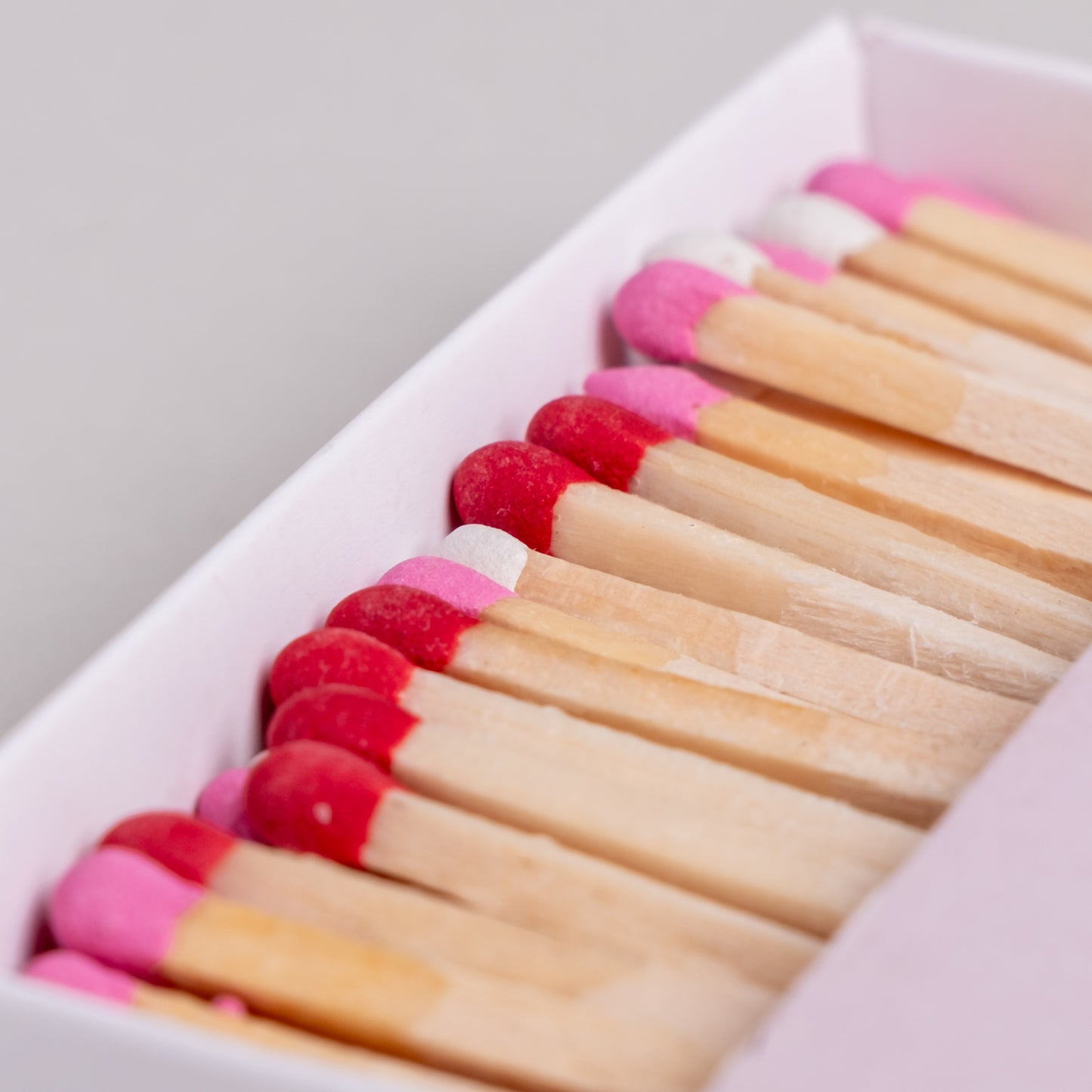 Detailansicht der Streichholzköpfe in Rot, weiß, pink
