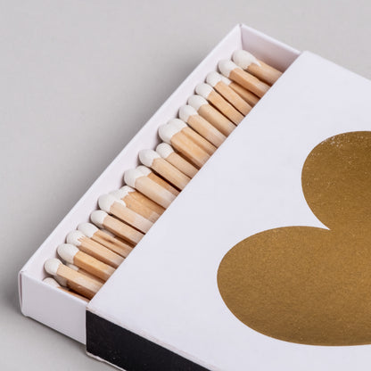 Produktabbildung Streichhölzer It’s the little things - offene Verpackung mit Blick auf weiße Streichholzköpfe