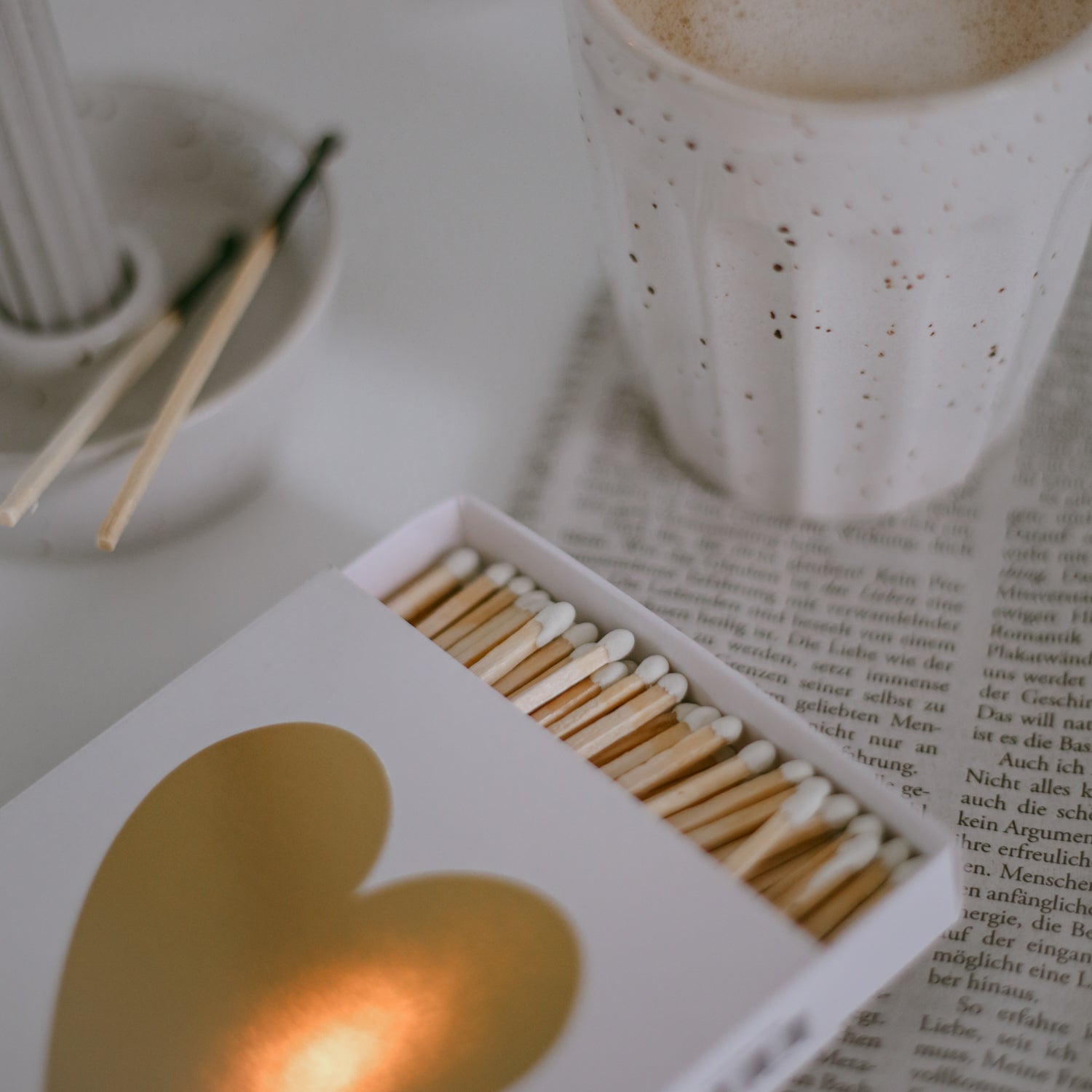 Streichhölzer It’s the little things / goldenes Herz – gemütliche Atmosphäre mit Kerzenständer, offene Verpackung mit Blick auf weiße Sreichholzköpfe