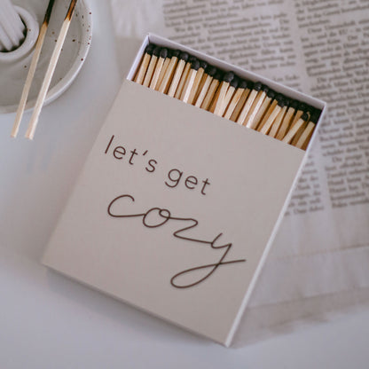 Streichhölzer Let’s get cozy - offene Streichholzpackung mit sicht auf schwarze Streichhölzer