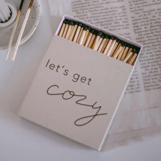 Streichhölzer Let’s get cozy - offene Streichholzpackung mit sicht auf schwarze Streichhölzer