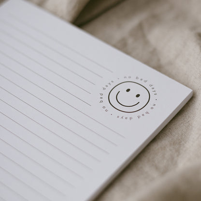 Notizblock "No bad days" von Eulenschnitt- Detailansicht Smiley und motivierender Spruch