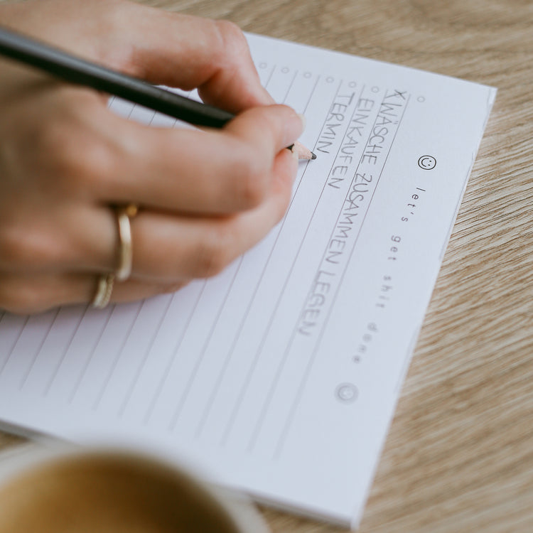 Notizblock "Let´s get shit done" von Eulenschnitt - Anwendungsbeispiel mit handgeschriebenen To Dos´s