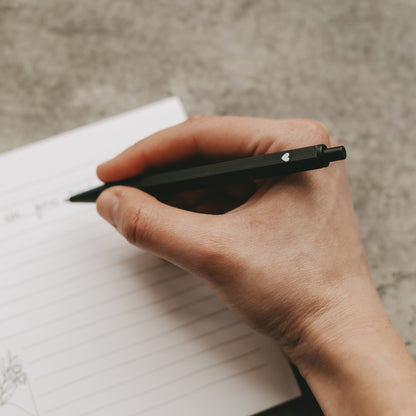 Kugelschreiber Schwarz von Eulenschnitt – in der Hand gehalten