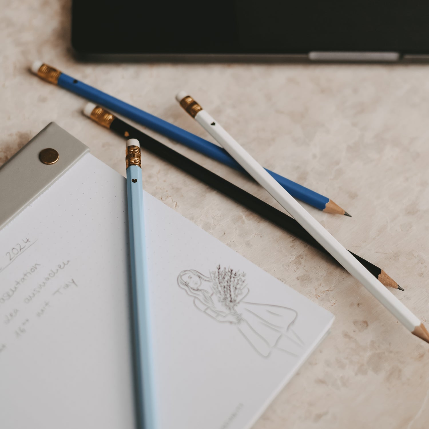 Bleistifte im 4er Set blau von Eulenschnitt - Anwendungsbeispiel mit Notizblock