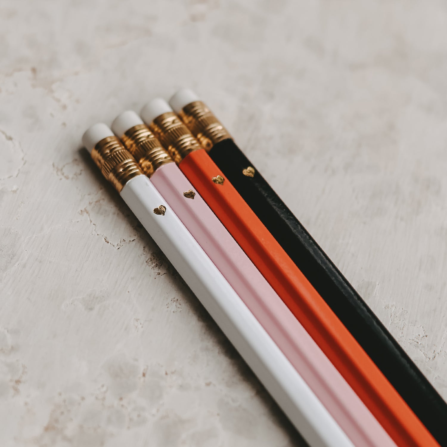 Bleistifte im 4er Set in rot von Eulenschnitt- Detailaufnahme, Radiergummi, kleines goldenes Herz
