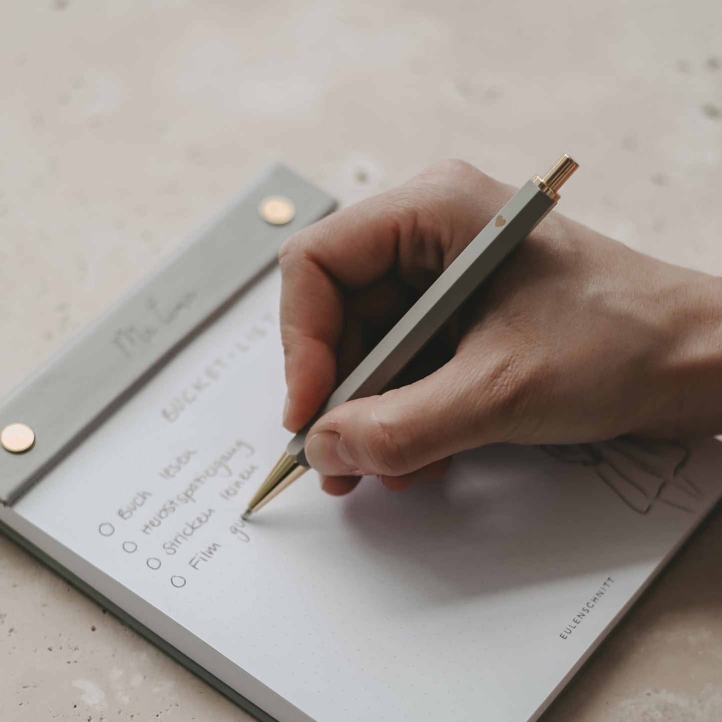 Kugelschreiber Grau von Eulenschnitt – in der Hand gehalten