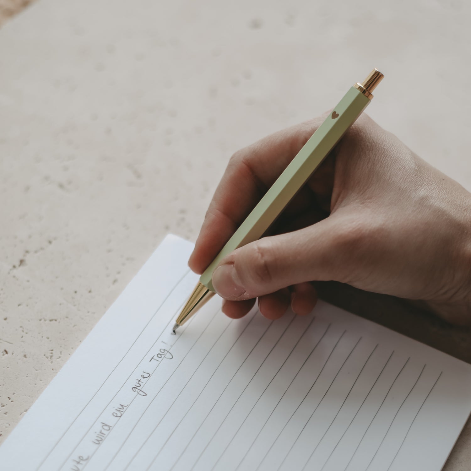 Kugelschreiber Matcha von Eulenschnitt – in der Hand gehalten