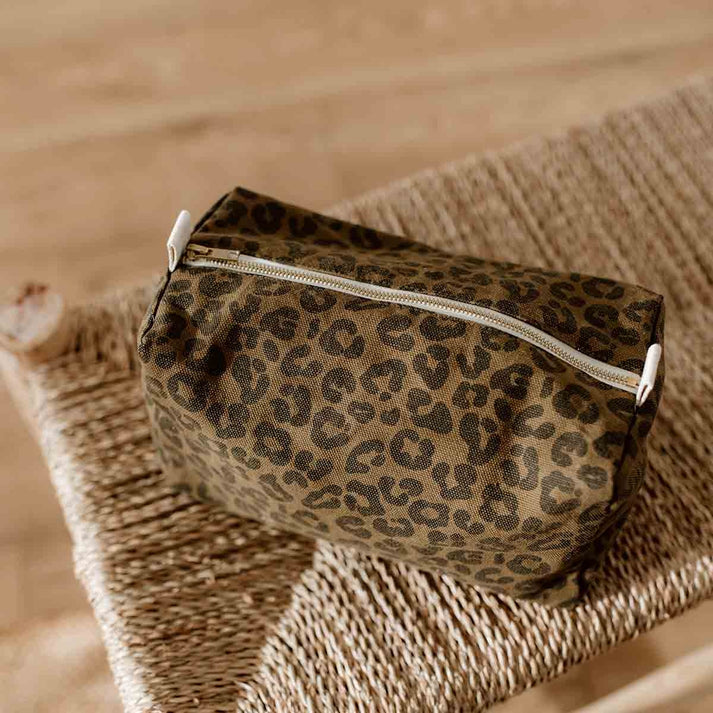 Kosmetikbeutel "Vic" von Rose in April mit leo Muster -  ideal für Pflegeprodukte oder als Wickeltasche. 