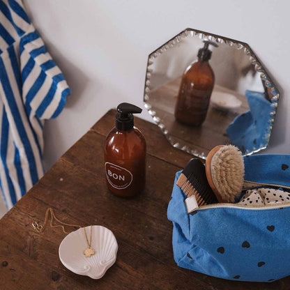 Kosmetikbeutel "Vic" von Rose in April in blau mit schwarzen Herzen: Ideal für Pflegeprodukte auf Reisen