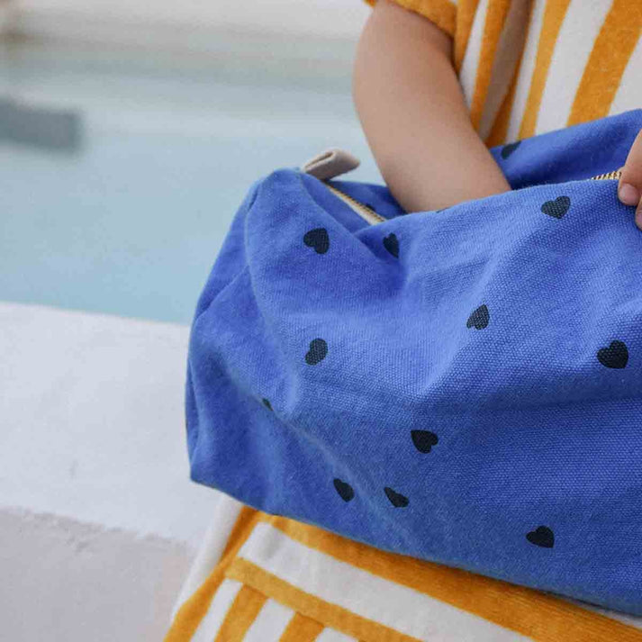 Kosmetikbeutel "Vic" von Rose in April in blau mit schwarzen Herzen: Ideal  als Wickeltasche für unterwegs