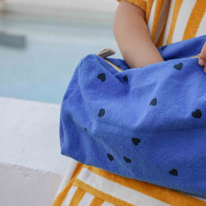 Kosmetikbeutel "Vic" von Rose in April in blau mit schwarzen Herzen: Ideal  als Wickeltasche für unterwegs