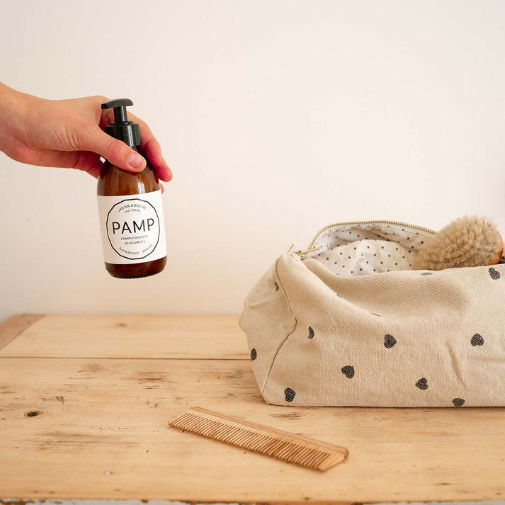 Kosmetikbeutel "Vic" von Rose in April in natur mit schwarzen Herzen: Ideal für Pflegeprodukte oder als Wickeltasche. 