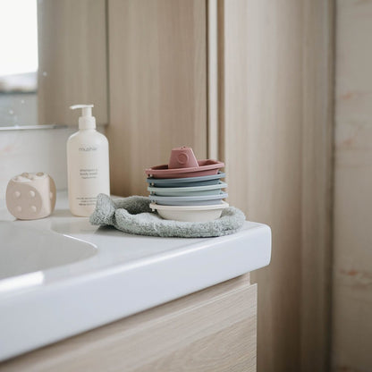 Boote für die Badewanne von Mushie - beruhigende Farben für Entspannung in der Badewanne