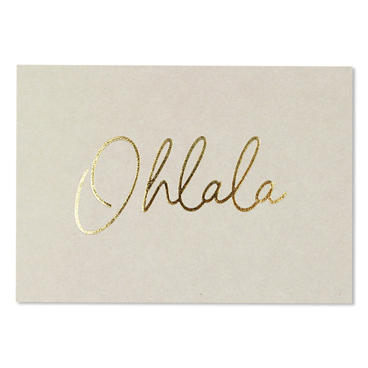 Postkarte "Ohlala" in natur von Ava & Yves - gedruckt auf hochwertiger Holzschliffpappe mit Goldveredlung. Rückseite blanko.