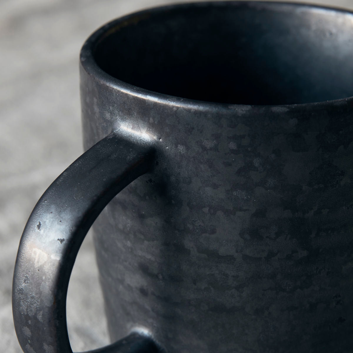 Tasse "Pion" in schwarz von House Doctor - mit reaktiver Glasur für einen besonderen Look